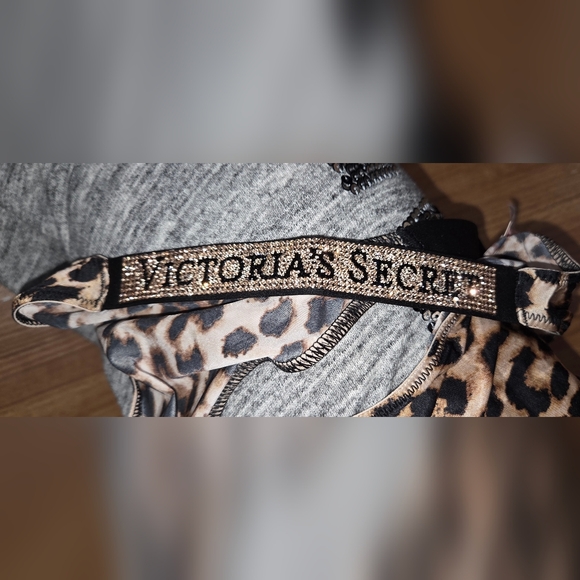 Victoria's Secret Shine Strap Leopard Print High Leg Brazilian Panty Size M - Picture 4 of 6